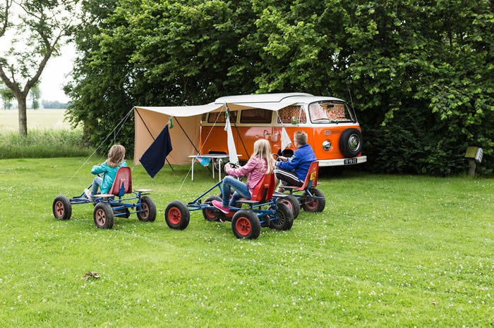 Plaisir jeu enfant camping